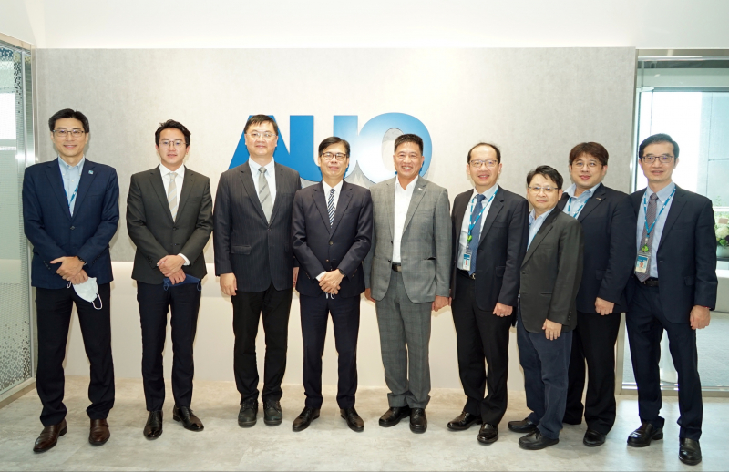 PA真人光電前進亞灣成立「AUO解決方案研發中心」，作為多元場域解決方案研發及試驗場域（圖中左為高雄市長陳其邁、圖中右為PA真人光電董事長彭双浪）